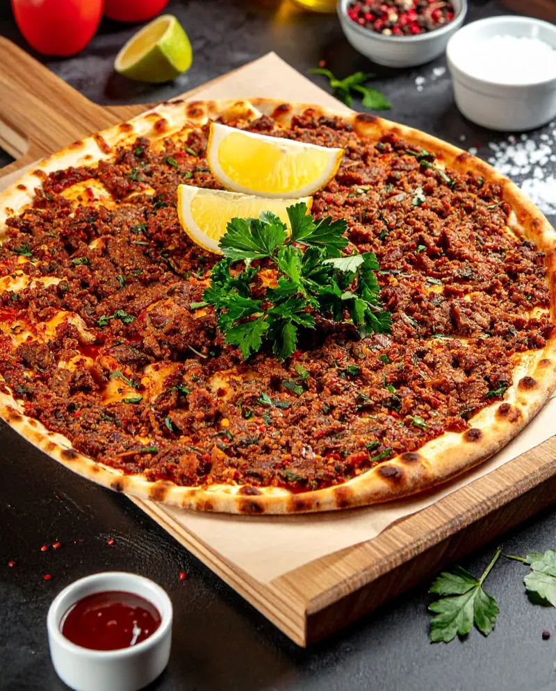Ahşap tahtada servis edilen lahmacun