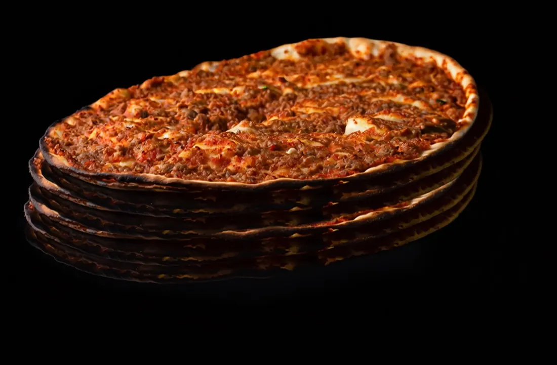 Üst üste dizilmiş lahmacunlar