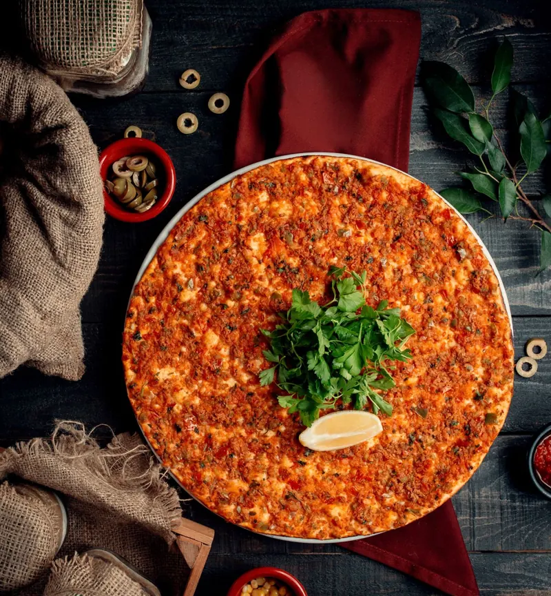 Tepside maydanozlu lahmacun